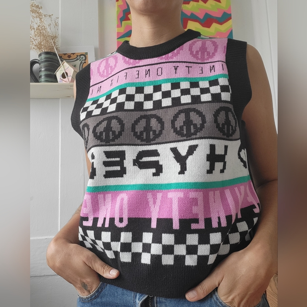 Comfy Pullover Vest Pattern Maximalist Size M